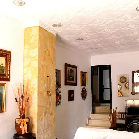 Typical Andalusian House In The Center Of / Casa Tipica Andaluza En El Centro De Ronda.