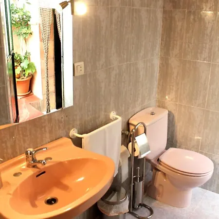 Typical Andalusian House In The Center Of / Casa Tipica Andaluza En El Centro De Ronda.