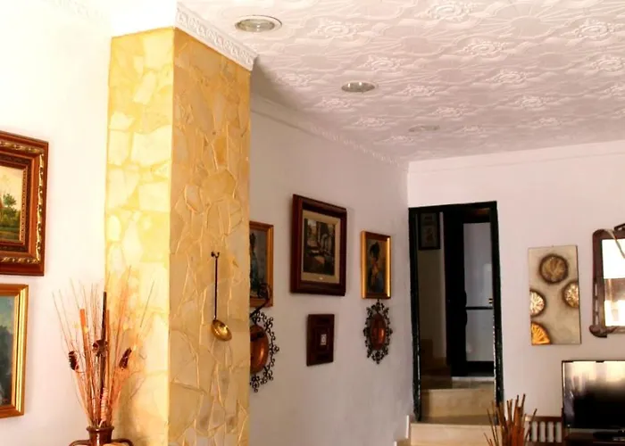 Typical Andalusian House In The Center Of / Casa Tipica Andaluza En El Centro De Ronda.