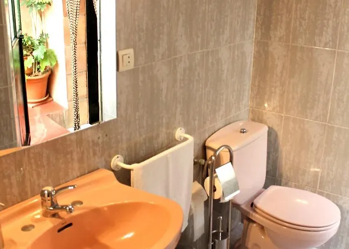 Typical Andalusian House In The Center Of / Casa Tipica Andaluza En El Centro De Ronda.